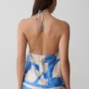 Adelaide gedrapeerde satijnen haltertop – Blauwe geometrische tegelprint Adelaide gedrapeerde satijnen haltertop – Blauwe geometrische tegelprint