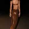 Adoria maxi-jurk met pailletten en uitsnijdingen – Chocoladebruin Adoria maxi-jurk met pailletten en uitsnijdingen – Chocoladebruin