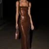 Adoria maxi-jurk met pailletten en uitsnijdingen – Chocoladebruin Adoria maxi-jurk met pailletten en uitsnijdingen – Chocoladebruin