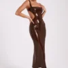 Adoria maxi-jurk met pailletten en uitsnijdingen – Chocoladebruin Adoria maxi-jurk met pailletten en uitsnijdingen – Chocoladebruin