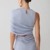 Adrienne Lurex-top met één schouder – Pastelblauw Adrienne Lurex-top met één schouder – Pastelblauw