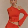 Ainsley asymmetrische top met lange mouwen en bloemenversiering – gebrand oranje Ainsley asymmetrische top met lange mouwen en bloemenversiering – gebrand oranje