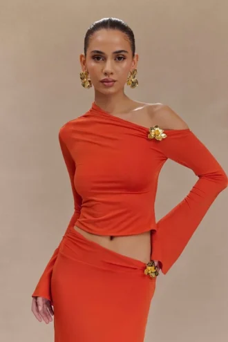 Ainsley asymmetrische top met lange mouwen en bloemenversiering – gebrand oranje