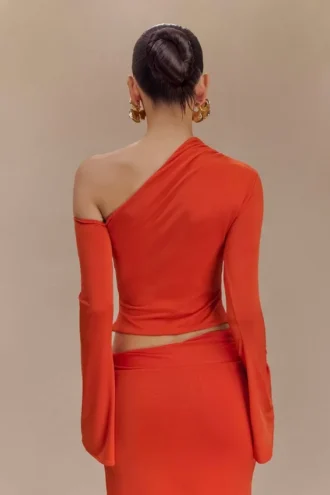 Ainsley asymmetrische top met lange mouwen en bloemenversiering – gebrand oranje