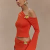 Ainsley asymmetrische top met lange mouwen en bloemenversiering – gebrand oranje Ainsley asymmetrische top met lange mouwen en bloemenversiering – gebrand oranje