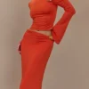 Ainsley asymmetrische top met lange mouwen en bloemenversiering – gebrand oranje Ainsley asymmetrische top met lange mouwen en bloemenversiering – gebrand oranje
