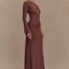 Alexius gebreide maxi-jurk met één schouder – Nootmuskaat Alexius gebreide maxi-jurk met één schouder – Nootmuskaat