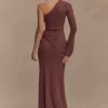 Alexius gebreide maxi-jurk met één schouder – Nootmuskaat Alexius gebreide maxi-jurk met één schouder – Nootmuskaat