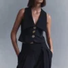 Alix vest met gemengde knopen – Zwart Alix vest met gemengde knopen – Zwart