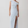 Alyn off-shoulder gedrapeerde maxi-jurk – lichtblauw Alyn off-shoulder gedrapeerde maxi-jurk – lichtblauw
