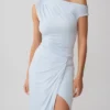 Alyn off-shoulder gedrapeerde maxi-jurk – lichtblauw Alyn off-shoulder gedrapeerde maxi-jurk – lichtblauw