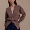 Amanda opvallend vest met knopen – Cacaobruin Amanda opvallend vest met knopen – Cacaobruin