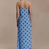 Amaya strapless chiffon maxi-jurk – blauw met stippen Amaya strapless chiffon maxi-jurk – blauw met stippen