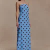 Amaya strapless chiffon maxi-jurk – blauw met stippen Amaya strapless chiffon maxi-jurk – blauw met stippen