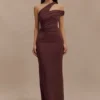 Anastasia midi-jurk met één schouder van modal – Mahonie Anastasia midi-jurk met één schouder van modal – Mahonie
