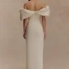 Angelica Taffeta Off-Shoulder Bruidsjurk – Zacht Beige Angelica Taffeta Off-Shoulder Bruidsjurk – Zacht Beige
