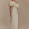 Angelica Taffeta Off-Shoulder Bruidsjurk – Zacht Beige Angelica Taffeta Off-Shoulder Bruidsjurk – Zacht Beige