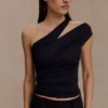 Anna modale top met één schouder – Zwart Anna modale top met één schouder – Zwart