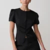 Anne satijnen top met korte mouwen – Zwart Anne satijnen top met korte mouwen – Zwart