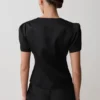 Anne satijnen top met korte mouwen – Zwart Anne satijnen top met korte mouwen – Zwart