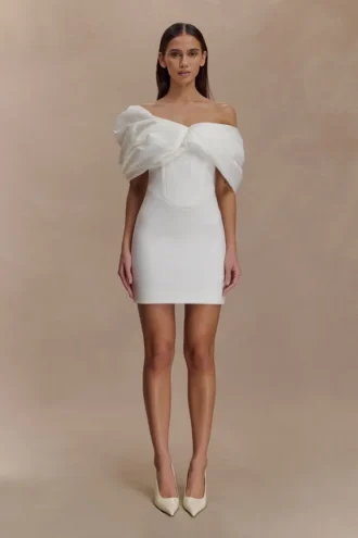 Aphrodite mini-jurk van crêpe met blote schouders – ivoor