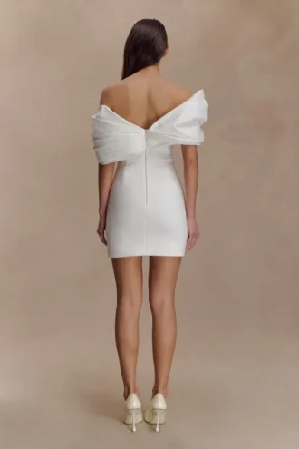 Aphrodite mini-jurk van crêpe met blote schouders – ivoor