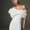 Aphrodite off-shoulder crêpe jurk – ivoor Aphrodite off-shoulder crêpe jurk – ivoor