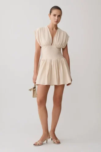 Arabella mini-jurk van linnen met getailleerde taille – naturel