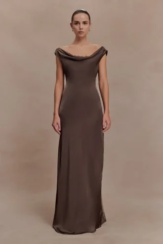 Ashley maxi-jurk met cowl-hals, kant en satijn – mokka