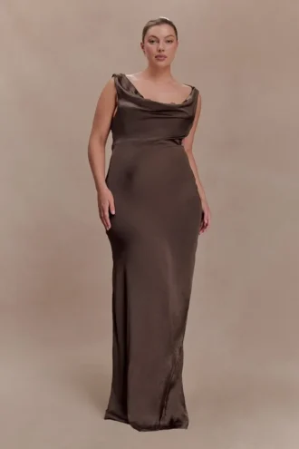 Ashley maxi-jurk met cowl-hals, kant en satijn – mokka