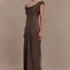 Ashley maxi-jurk met cowl-hals, kant en satijn – mokka Ashley maxi-jurk met cowl-hals, kant en satijn – mokka