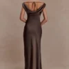 Ashley maxi-jurk met cowl-hals, kant en satijn – mokka Ashley maxi-jurk met cowl-hals, kant en satijn – mokka