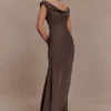 Ashley maxi-jurk met cowl-hals, kant en satijn – mokka Ashley maxi-jurk met cowl-hals, kant en satijn – mokka