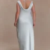 Ashley maxi-jurk met cowl-hals van kant en satijn – IJsblauw Ashley maxi-jurk met cowl-hals van kant en satijn – IJsblauw