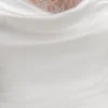 Ashley maxi-jurk met cowl-hals van kant en satijn – ivoor Ashley maxi-jurk met cowl-hals van kant en satijn – ivoor