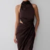 Aveline gedrapeerde halter midi-jurk – donkere chocoladebruin Aveline gedrapeerde halter midi-jurk – donkere chocoladebruin