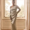 Avery maxi-jurk met lange mouwen – Salie Avery maxi-jurk met lange mouwen – Salie
