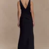 Axton maxi-jurk met lage halslijn – Zwart Axton maxi-jurk met lage halslijn – Zwart