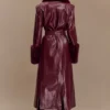 Bec Trenchcoat van imitatieleer met imitatiebont – Kersenrood Bec Trenchcoat van imitatieleer met imitatiebont – Kersenrood