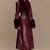 Bec Trenchcoat van imitatieleer met imitatiebont – Kersenrood Bec Trenchcoat van imitatieleer met imitatiebont – Kersenrood