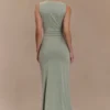 Beck Plunge maxi-jurk met bloemenversieringen – Basil Beck Plunge maxi-jurk met bloemenversieringen – Basil