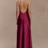 Bella satijnen halter maxi-jurk – Mahonie Bella satijnen halter maxi-jurk – Mahonie