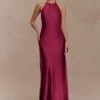 Bella satijnen halter maxi-jurk – Mahonie Bella satijnen halter maxi-jurk – Mahonie