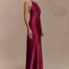 Bella satijnen halter maxi-jurk – Mahonie Bella satijnen halter maxi-jurk – Mahonie
