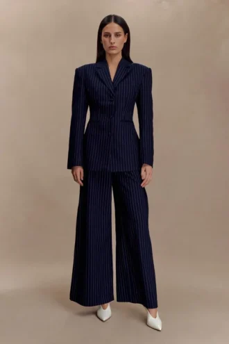 Jacqueline broek met plooien en wijde pijpen – marineblauw met krijtstreep