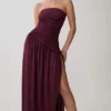 Bex strapless slinky maxi-jurk met split – bordeaux Bex strapless slinky maxi-jurk met split – bordeaux