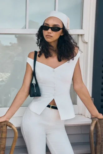 Billie mouwloze top met knoopsluiting en schoudervrije pasvorm – Wit