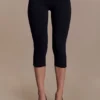 Blanca stretch crêpe capribroek – Zwart Blanca stretch crêpe capribroek – Zwart