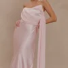 Carah maxi-jurk van satijn en chiffon – lichtroze Carah maxi-jurk van satijn en chiffon – lichtroze