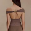 Carley gebreide top met blote schouders – Cacaobruin Carley gebreide top met blote schouders – Cacaobruin